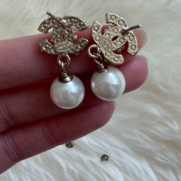 Women Chanel CC Pearl Earrings Pair of 2pcs - Picture 4 of 10
